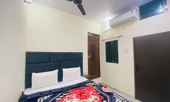 Varanasi Hotel | 3-bedroom hotel in delightful Varanasi with WiFi, AC
