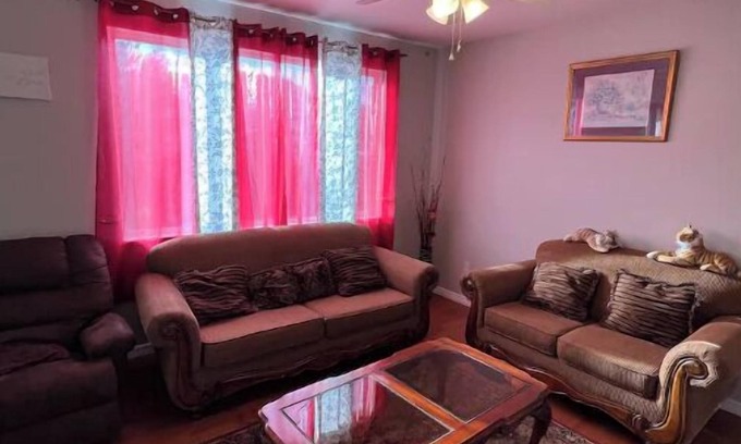 Colorado Springs House | 3 bedroom house 5 minutes away from the airport in Colorado Springs all for you.