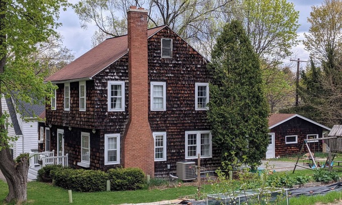State College House | 3 bedroom house, A Haven just 10m walk downtown, next to Gameday Shuttle.