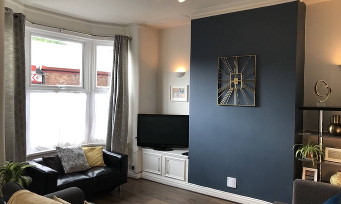 Preston House | 3 bedroom house close to M6 & M55