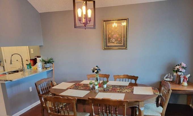 Savannah House | 3 Bedroom House. Close to attractions!