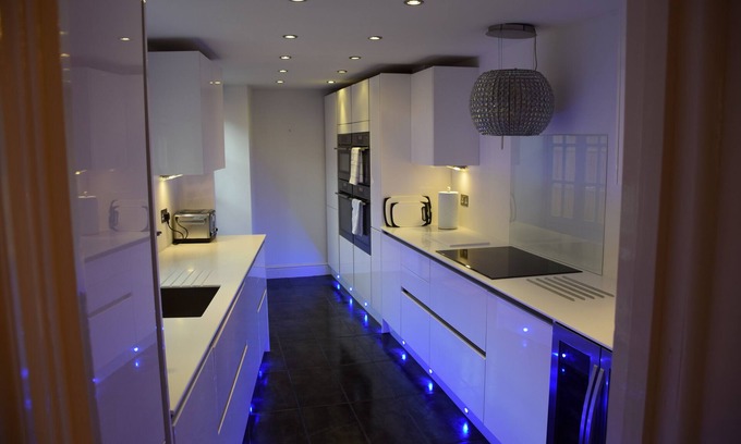 London Borough of Hounslow House | 3 Bedroom House, Garden, 12 minute tube station, 25 minutes City Centre