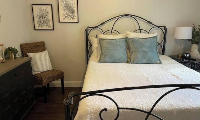 Elizabethtown House | 3-bedroom house in charming Elizabethtown with AC, WiFi, quiet and convenient.