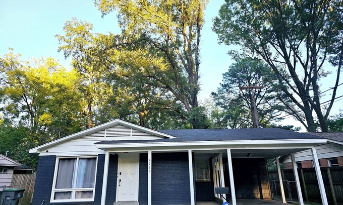 Memphis House | 3-bedroom house in peaceful Memphis with AC, WiFi. Enjoy your stay
