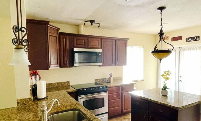 Southeast Orlando House | 3-bedroom house in phenomenal Orlando with WiFi, AC,Jacuzzi and Billiards Table