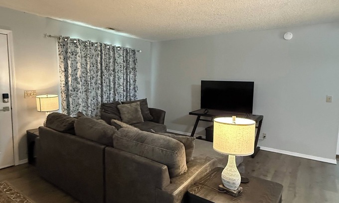 Grove House | 3-bedroom house in Sailboat Subdivision on Wolf Creek with AC, WiFi, grill, deck
