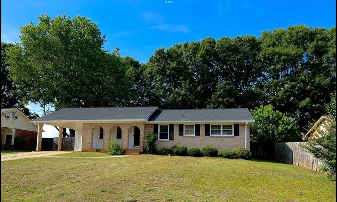 McDonough House | 3 bedroom house in the heart of McDonough