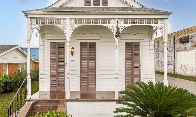 Holy Cross District House | 3-bedroom house in fantastic New Orleans Holy Cross district with WiFi, ACn