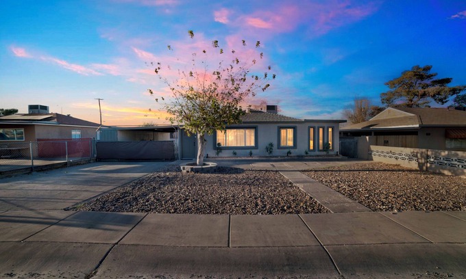 Henderson House | 3-bedroom house in wonderful Henderson with WiFi, AC, King Bed and more!