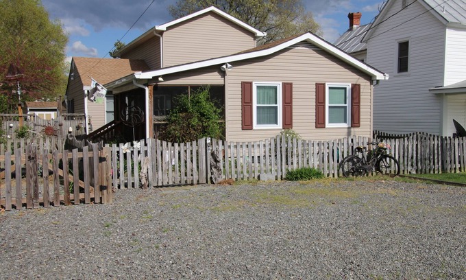 Colonial Beach House | 3-bedroom house in charming Colonial Beach with AC, WiFi