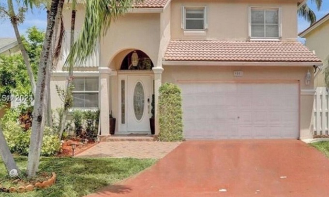 Pembroke Pines House | 3-bedroom house in enchanting Pembroke Pines with AC, WiFi .nPlease driveway