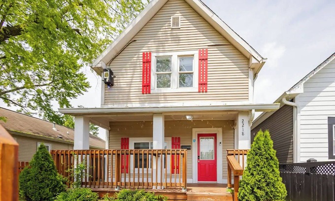 Fountain Square House | 3 Bedroom King Bed big group 8pax nr Lucas Stadium