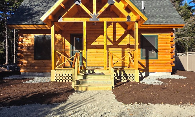 Southwest Harbor House | 3-bedroom Log Cabin with AC, WiFi ,Southwest HarbornThat Rents SAT-SAT ONLY