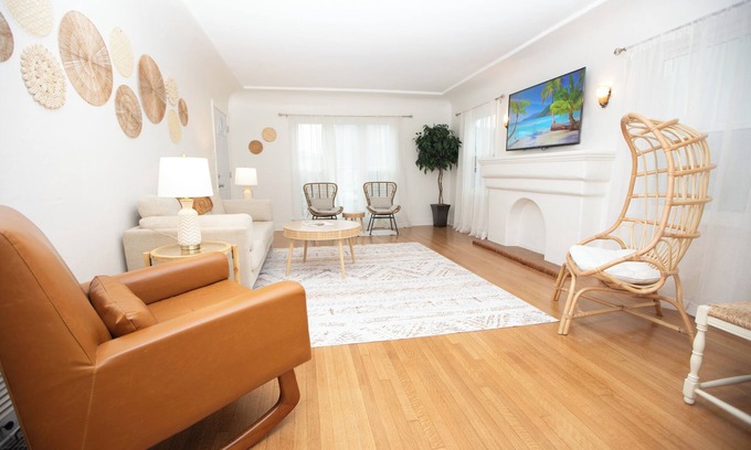 Belmont Shore House | 3 Bedroom Luxury Beach House w/Parking - Walk To Beach