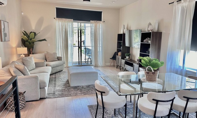 Central Sacramento House | 3-bedroom Midtown New Build with Rooftop Terrace