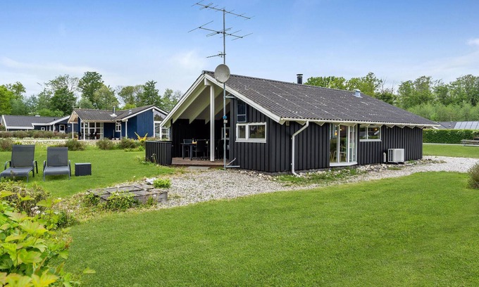 Pøt Strandby House | 3 bedroom nice home in Juelsminde