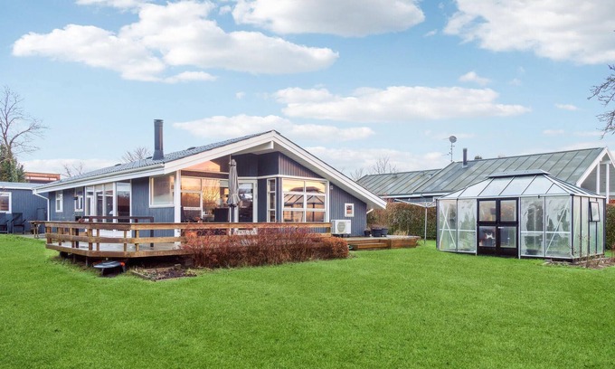 Beder Malling House | 3 bedroom pet friendly home in Beder