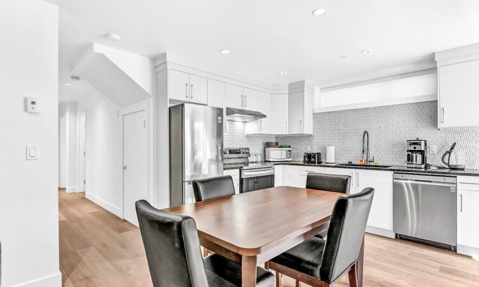Riley Park-Little Mountain House | 3 Bedroom private suite with garden , Amazing location centrally located