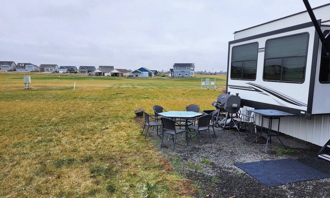 Moses Lake House | 3-bedroom RV in charming mardon resort on the golf course. Pets ok with AC, WiFi
