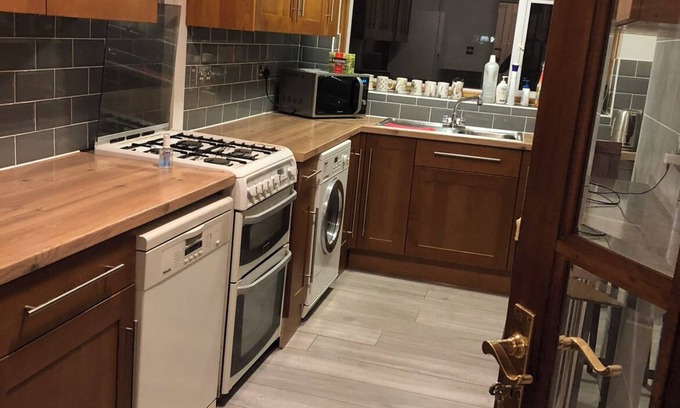 St. Andrew's House | 3 Bedroom Semi Detached House 30 min From Liverpool Street