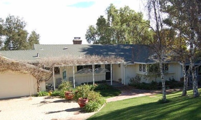 Western Malibu Apartment | 3 Bedroom Single family L-79659 by Houzlet