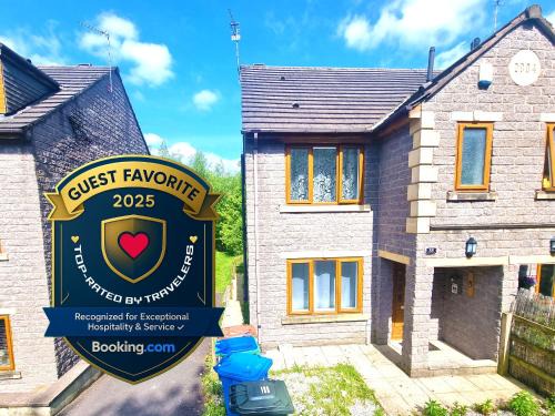 Rochdale House | 3 Bedroom Spacious Modern Comfortable Home in Rochdale, Work, Relax, Explore Manchester, Oldham, Bury