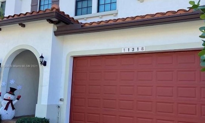 Pembroke Pines House | 3 Bedroom Townhome 234782 by Houzlet