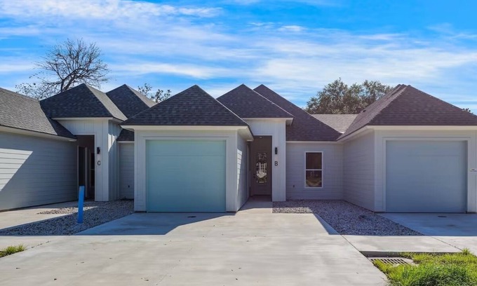 Broussard House | 3-bedroom townhome in the Hart of Broussard