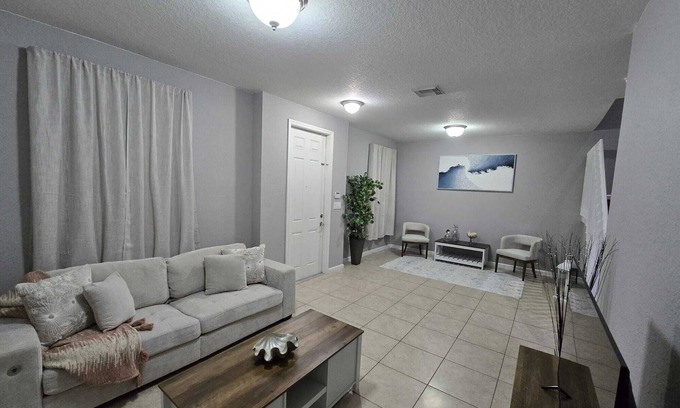 Naranja House | 3-bedroom townhome in tranquil Homestead with AC