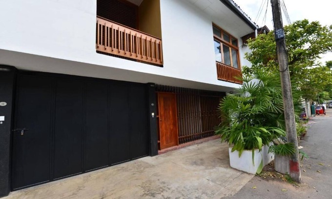Kollupitiya Villa | 3-Bedroom Villa with Sri Lanka Contemporary Art & Architecture Experiences