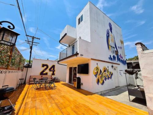 Mid City Apartment | 3 bedroom with Hot Tub and Video game console 10 minutes from Rodeo Drive Beverly Hills