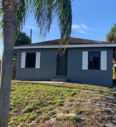 Riviera Beach Villa | 3 bedrooms 1 bathroom Entire Beach Side House