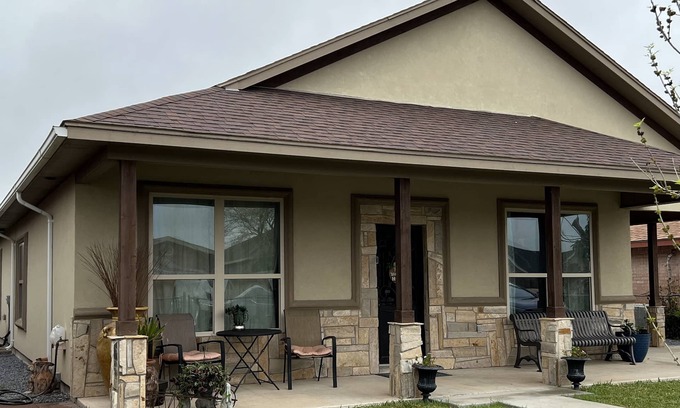 Brownsville House | 3 bedrooms 2 1/2 bathrooms sleep 7 people