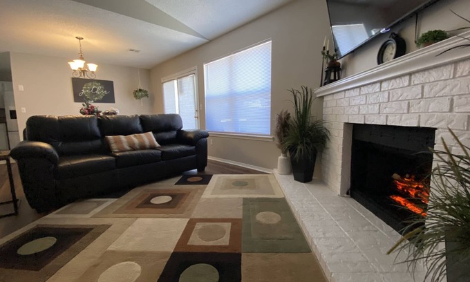 Fayetteville House | 3 bedrooms 2 baths, hot tub, close to U of A, great dog park, and bike trails