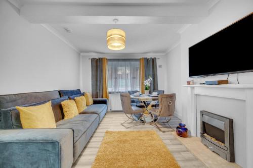 Motherwell Apartment | 3 Bedrooms Homely House in Motherwell Sleeps 8 comfortably with 6 double beds Near Glasgow Edinburgh Free Private Parking Business Travellers Contractors Holiday Goers Near all Major transport links