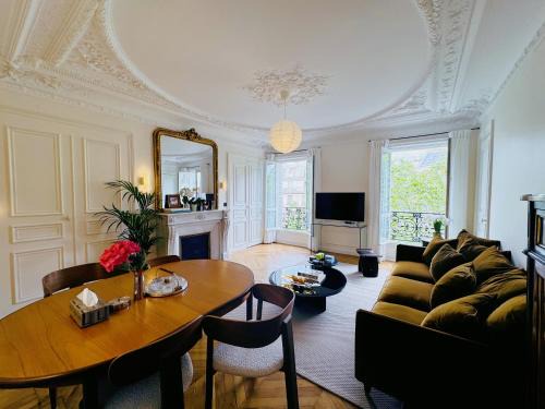 Enfants-Rouges Apartment | 3 bedrooms in Marais