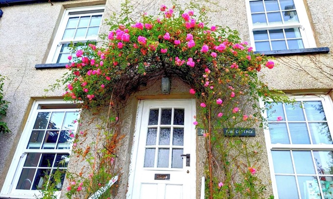 Aberdovey House | 3 bedrooms sleeps 5 NEXT TO Penhelig Beach WOW VIEWS