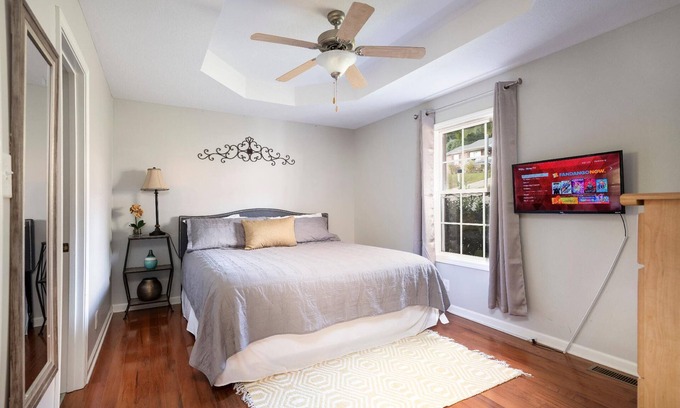 Clarksville House | ✔3 Beds ✔2 Baths✔6 Miles to Post ✔ King ♚ Bed