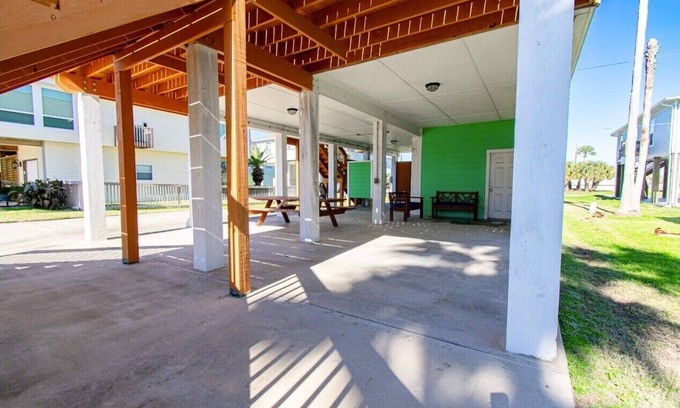 Pirates Beach House | 3 blocks from beach! Family size, great view. Only minutes from grocery shops.
