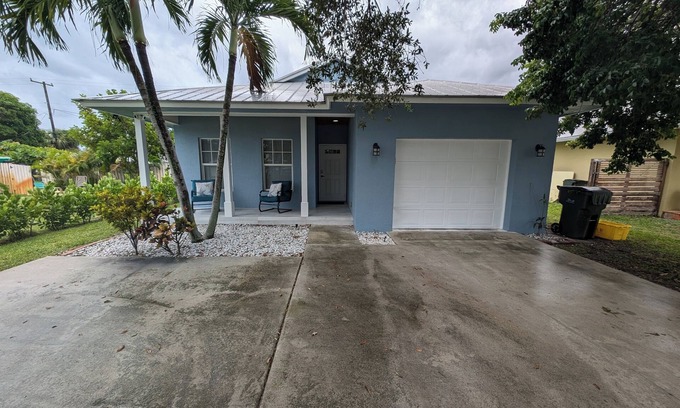 Delray Beach House | 3 blocks from Downtown Atlantic Ave - 1 mile to Beach - Safe area