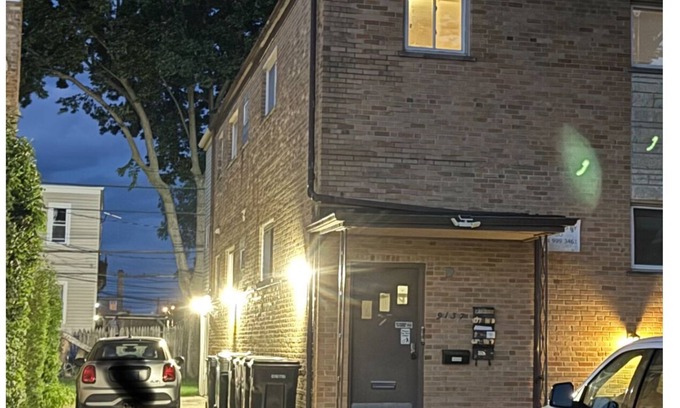 Skokie Apartment | 3-BR/1.5 BATH 1st Flr Skokie Apt 2-Car driveway Parking Near Evanston/Chicago