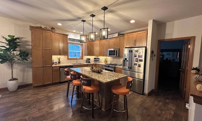 Neenah House | 3-br 3 bath 3 miles to Appleton Airport, 15 min to EAA
