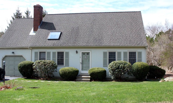East Dennis House | 3 BR Cape-short drive to Mayflower & other bay beaches-A/C, Wi-Fi, Linens Incl.
