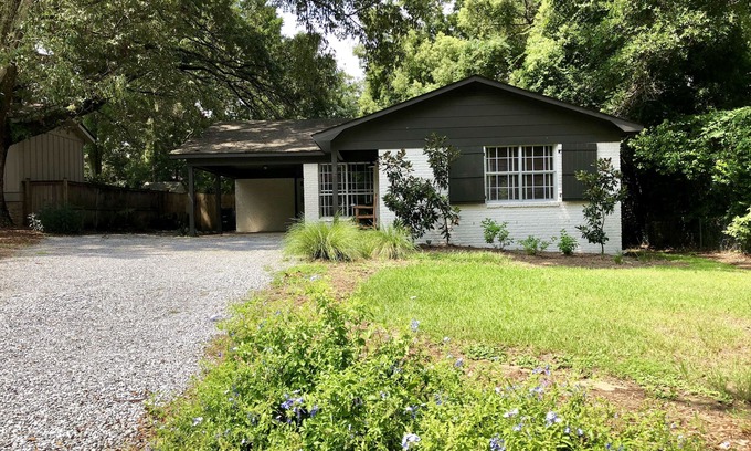 Fairhope Cottage | 3 BR Charming Cottage in Fairhope, steps from downtown and the Mobile Bay