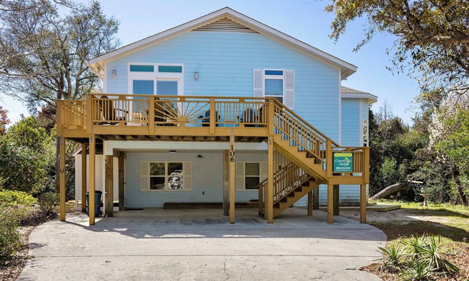 Emerald Isle House | 3 BR Comfortable Cottage walking distance to beach, local shops, restaurants