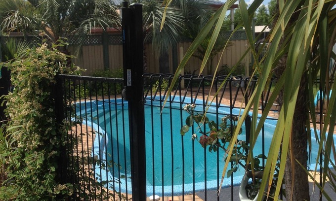 Lakes Entrance House | 3 BR House light and airy close to beach and shops