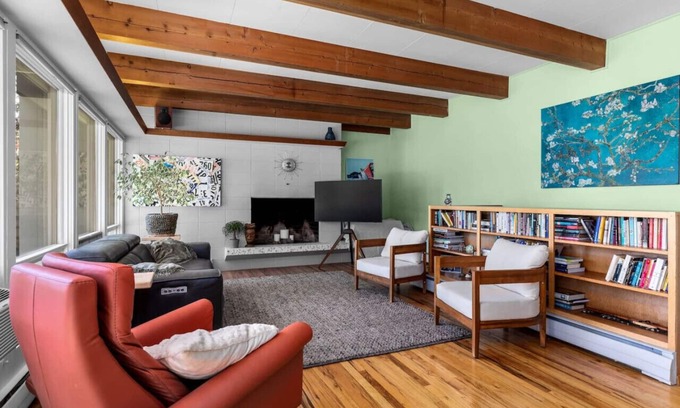 Columbia Falls House | 3 br Mid-century styled near Glacier Park, hot tub