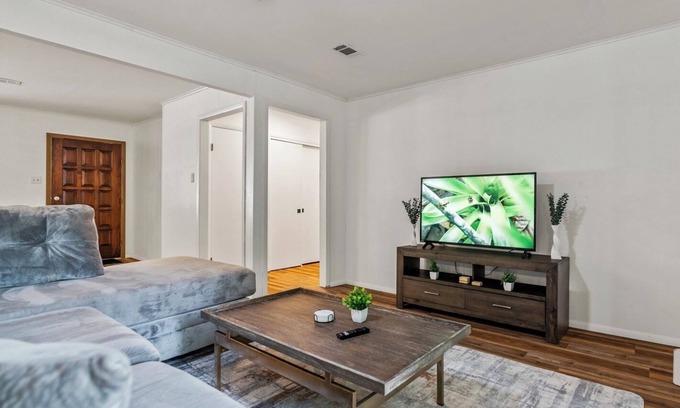 Conway House | 3 BR Spacious and Stylish Home
