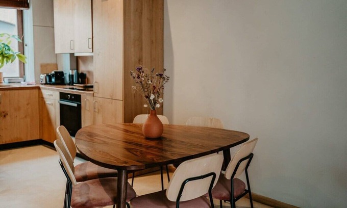East Flanders House | 3-BR Suburban Retreat