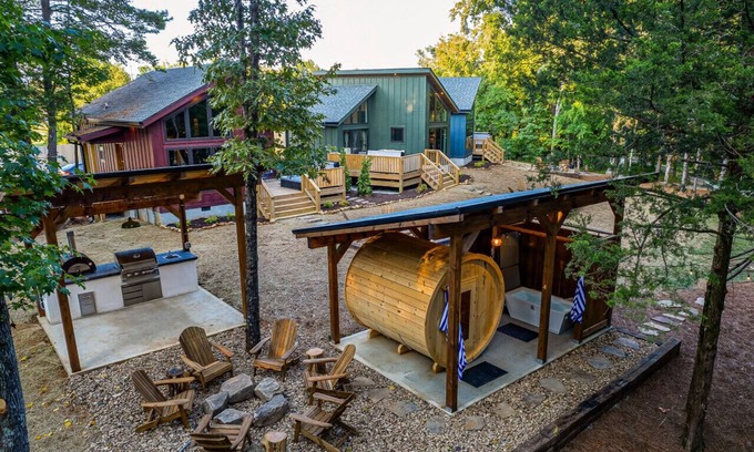 Baxter Cabin | 3 Cabins w/Sauna, Hot Tubs, Pickleball, & Golf!